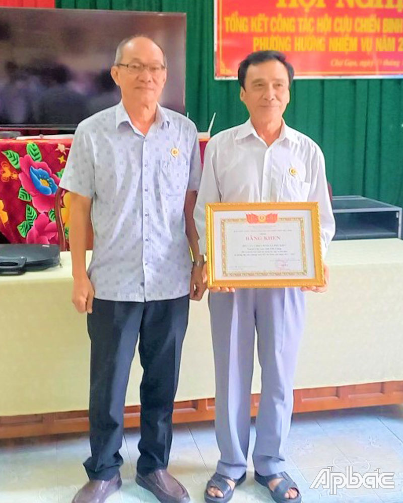Đại diện Hội CCB xã Phú Kiết nhận Bằng khen  của Trung ương Hội CCB Việt Nam vì đã có  thành tích xuất sắc trong “Học tập và làm theo tư tưởng, đạo đức, phong cách Hồ Chí Minh”  giai đoạn 2021 - 2023.  (Ảnh: Hội CCB xã Phú Kiết cung cấp)