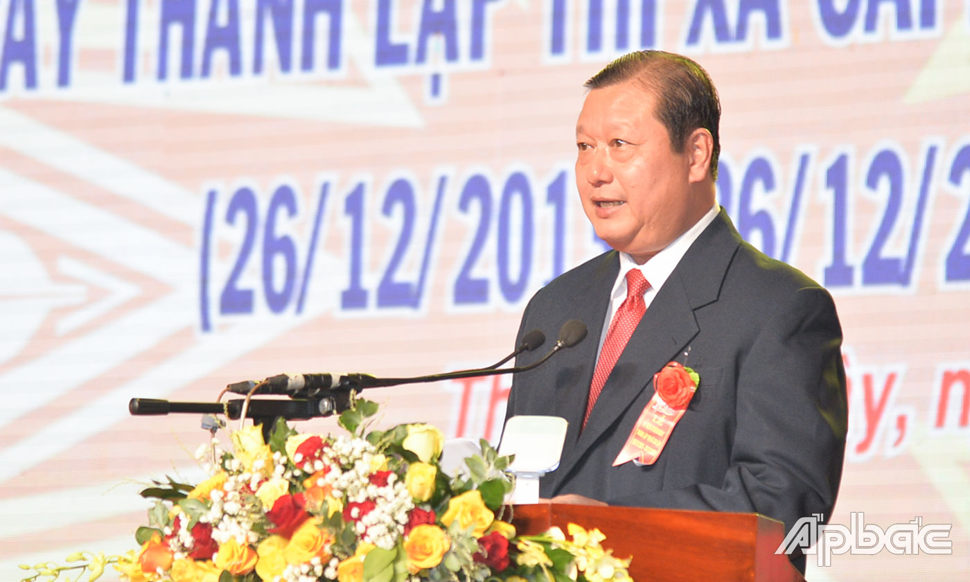 Đồng chí Phan Phùng Phú, Ủy viên Ban Thường vụ Tỉnh ủy, Bí thư Thị ủy Cai Lậy đọc diễn văn kỷ niệm 10 năm Ngày thành lập TX. Cai Lậy.