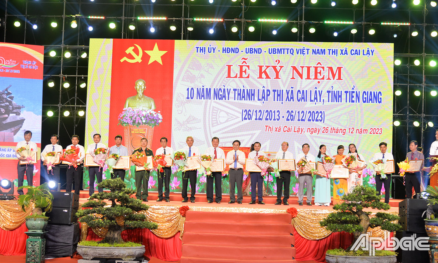 Đồng chí Trần Văn Dũng, Ủy viên Ban Thường vụ Tỉnh ủy, Phó Chủ tịch Thường trực UBND tỉnh Tiền Giang trao Bằng khen cho 19 cá nhân có thành tích xuất sắc trong xây dựng, phát triển TX. Cai Lậy giai đoạn 10 năm.