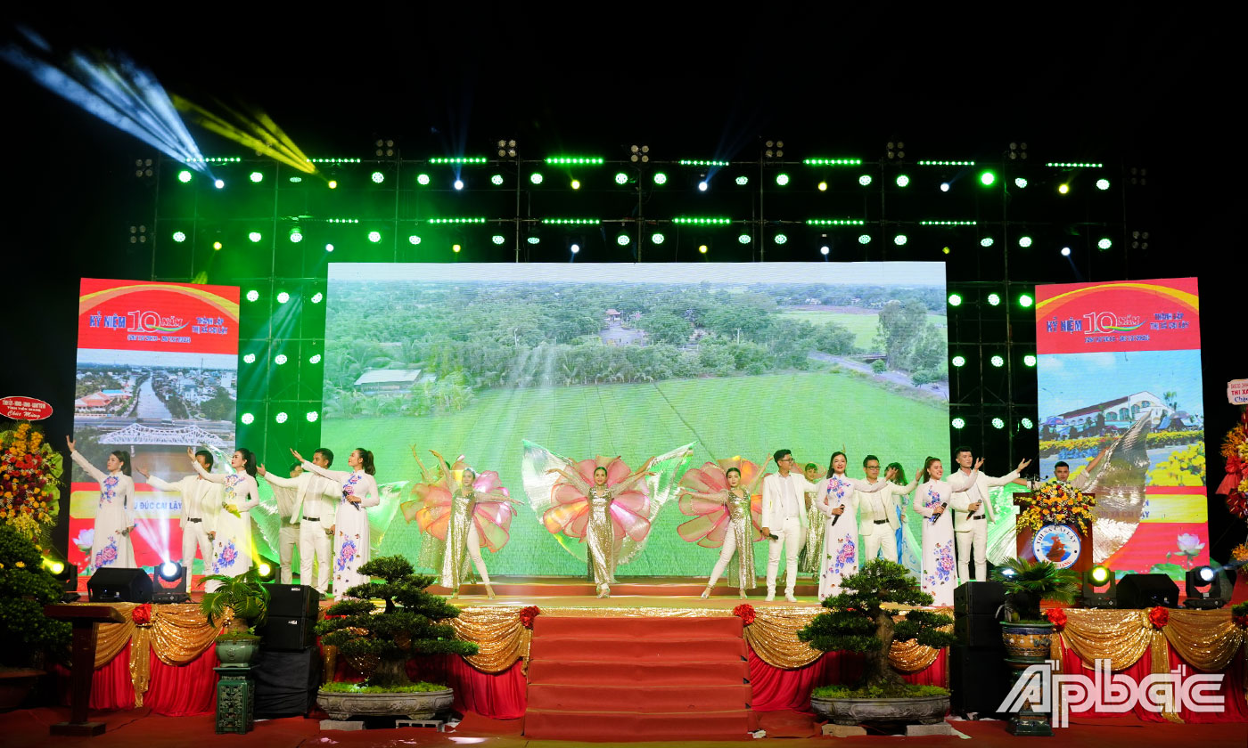 Văn nghệ chào mừng.