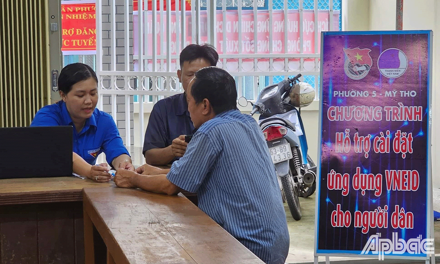 Đoàn viên, thanh niên hỗ trợ người dân cài đặt ứng dụng VNEID