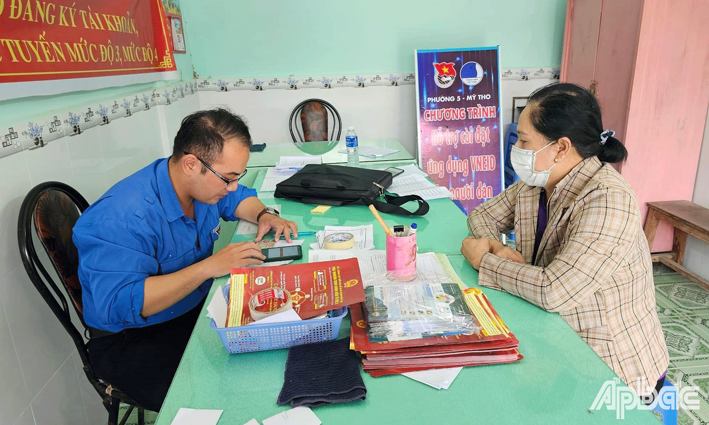 Đoàn viên hỗ trợ cài đặt định danh điện tử cho người dân 