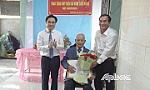 Đồng chí Trần Văn Dũng trao Huy hiệu 65 năm tuổi Đảng tại huyện Cái Bè
