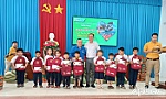 Trao quà tết cho học sinh, gia đình chính sách và hộ dân khó khăn