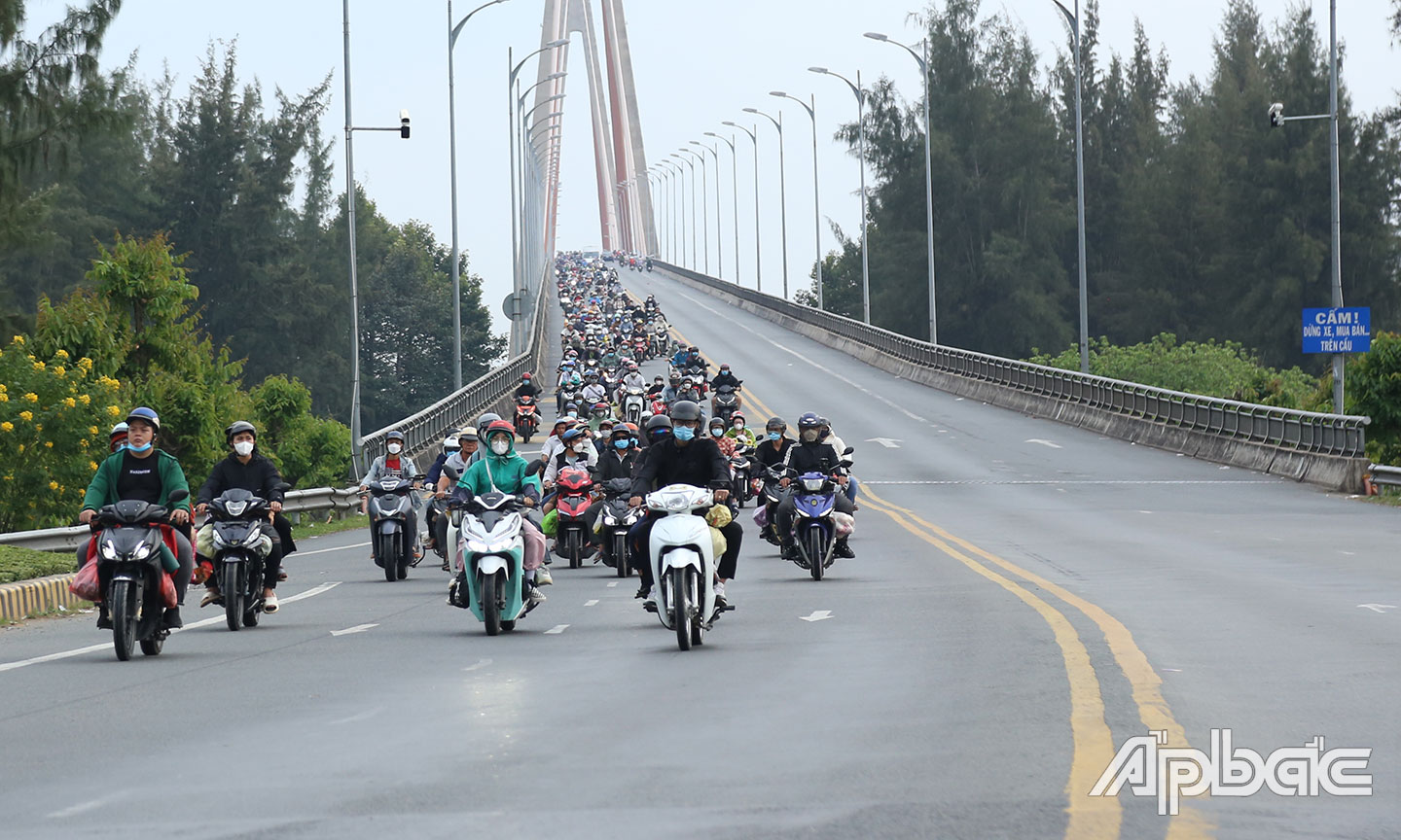 Phương tiện xe máy dày đặc qua cầu Rạch Miễu.