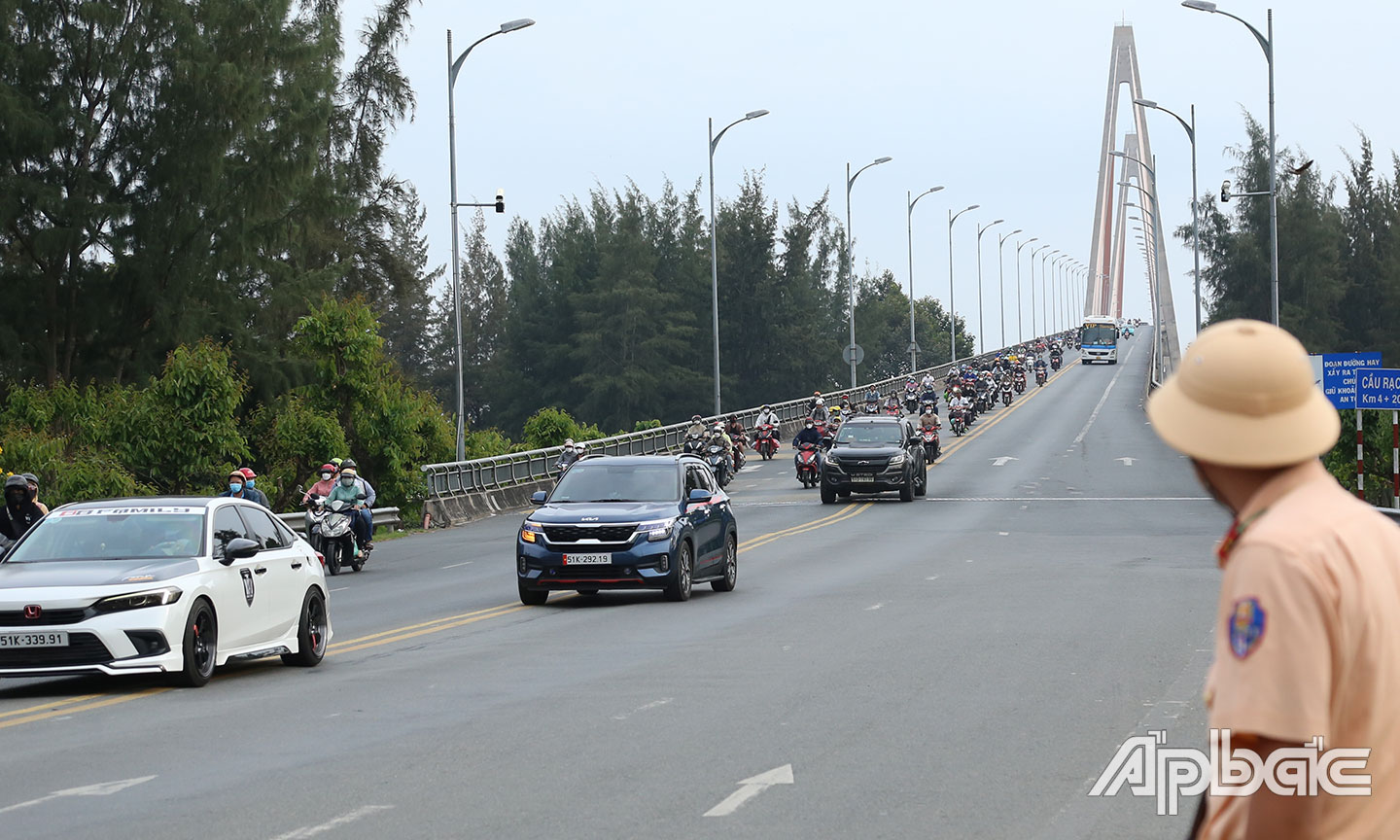 Phương tiện lưu thông quá lớn.