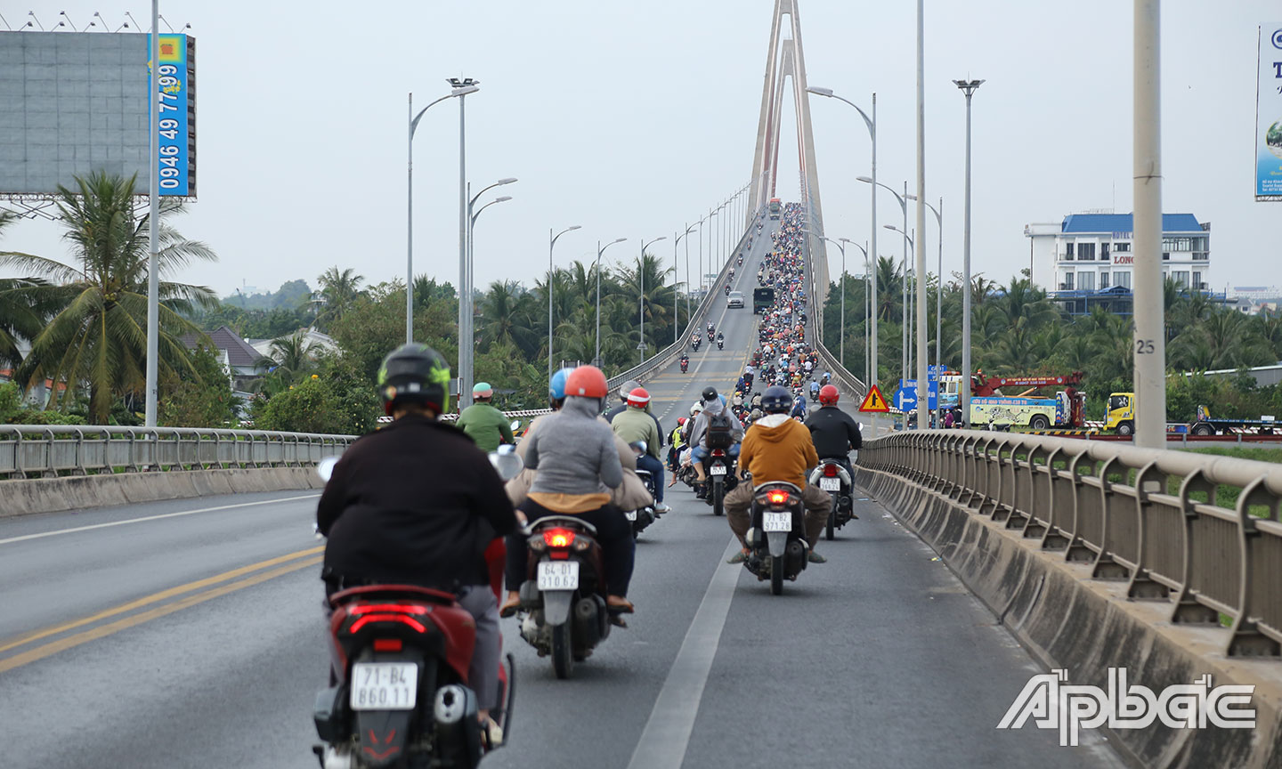 Phương tiện nối đuôi nhau qua cầu Rạch Miễu.