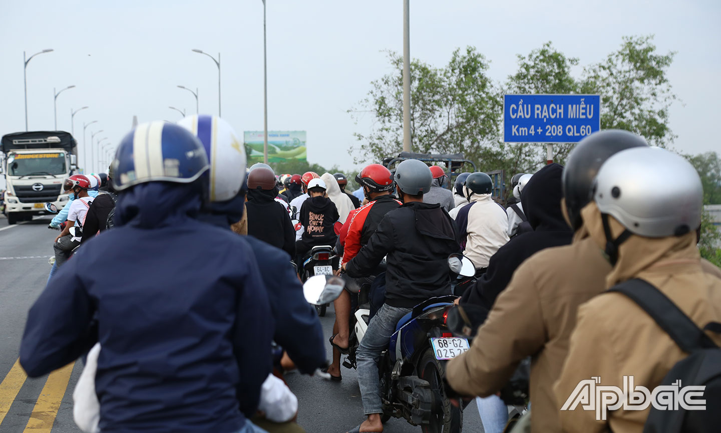 Phía Bến Tre, phương tiện di chuyển chậm, kéo dài.