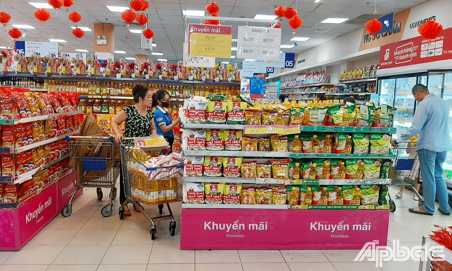 Hàng hóa thiết yếu được siêu thị trưng bay, dự trữ đầy đủ phục vụ nhu cầu mua sắm tăng cao dịp cuối năm