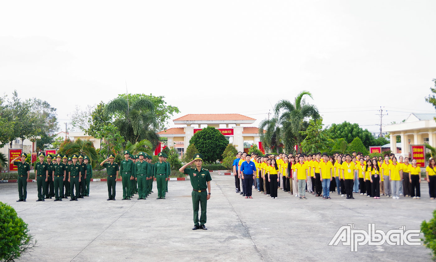 Tình nguyện viên tham gia chào cờ đầu năm.