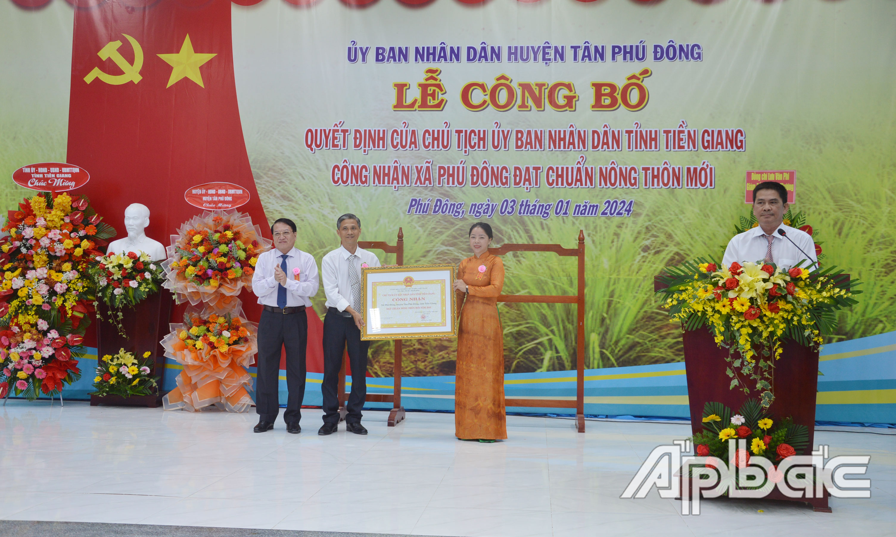 Phó Chủ tịch UBND tỉnh Phạm Văn Trọng trao quyết định công nhận xã Phú Đông đạt chuẩn NTM.