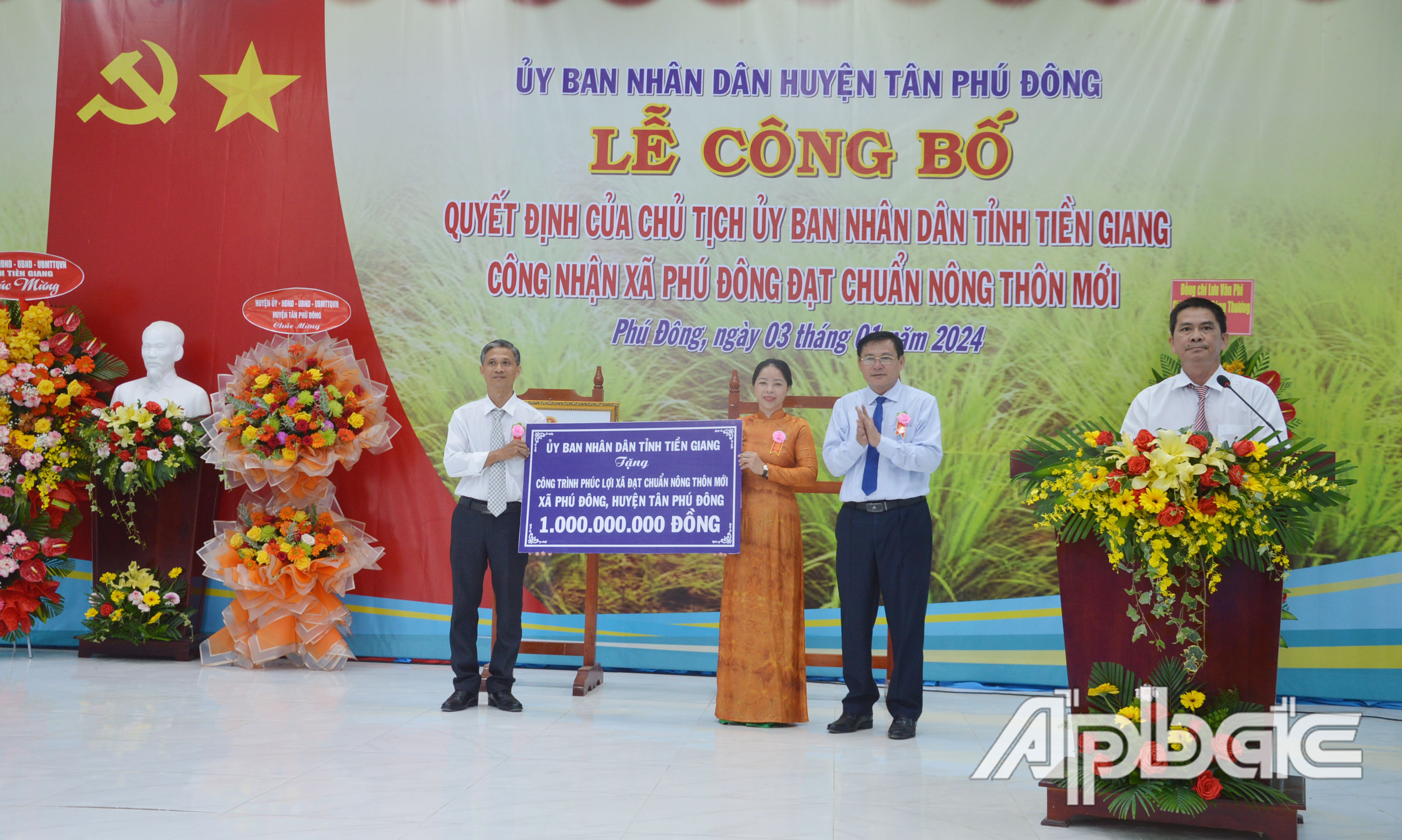 Trưởng Ban Dân vận Tỉnh ủy Đỗ Tấn Hùng trao công trình phúc lợi trị giá 1 tỷ đồng cho Đảng bộ, chính quyền và nhân dân xã Phú Đông.