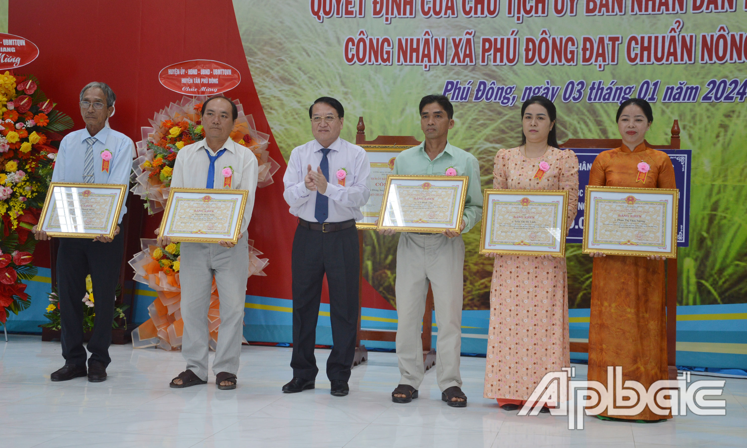Đồng chí Phạm Văn Trọng tặng Bằng khen của UBND tỉnh cho các tập thể, cá nhân.