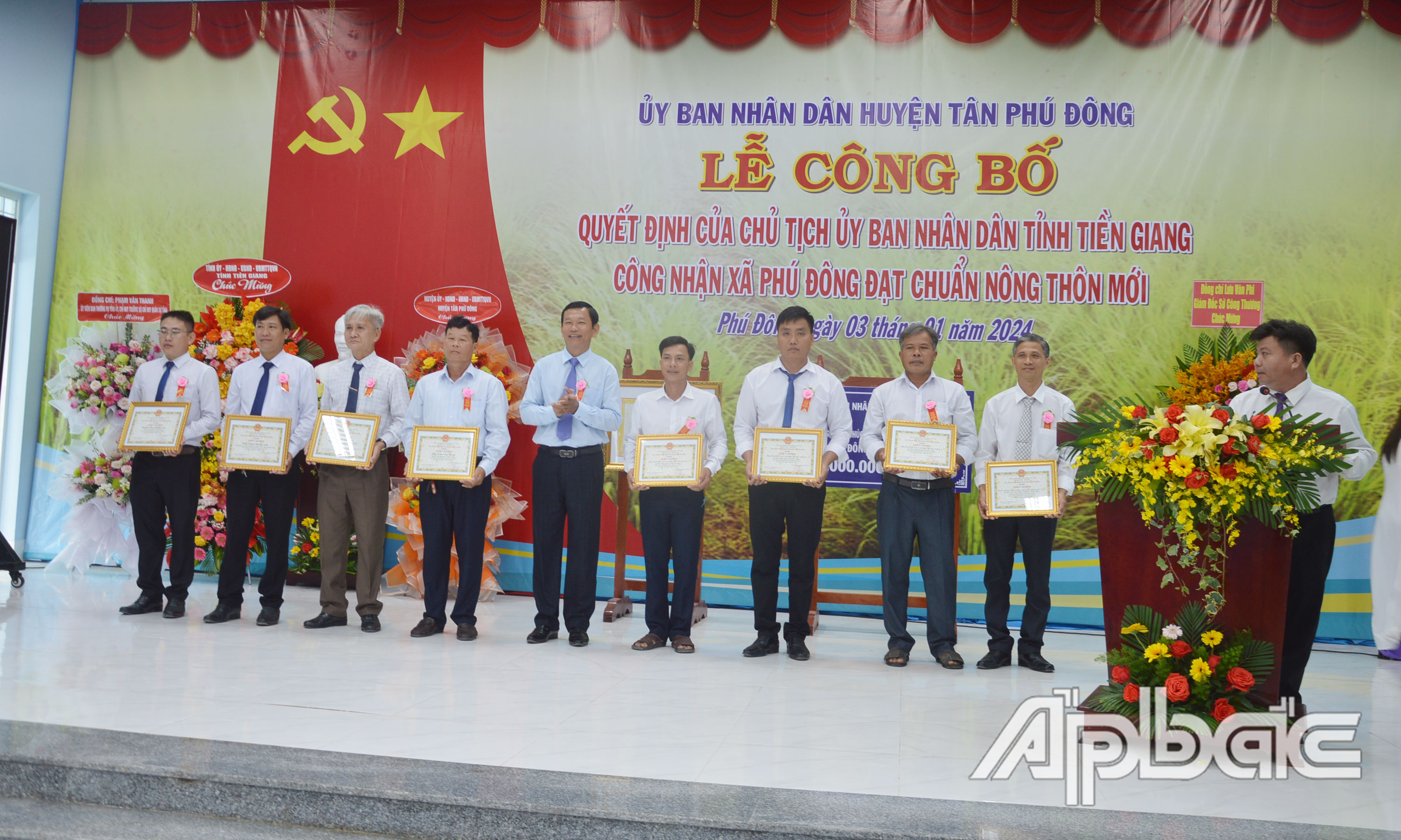 Đồng chí Bùi Thái Sơn tặng Giấy khen cho các tập thể, cá nhân.