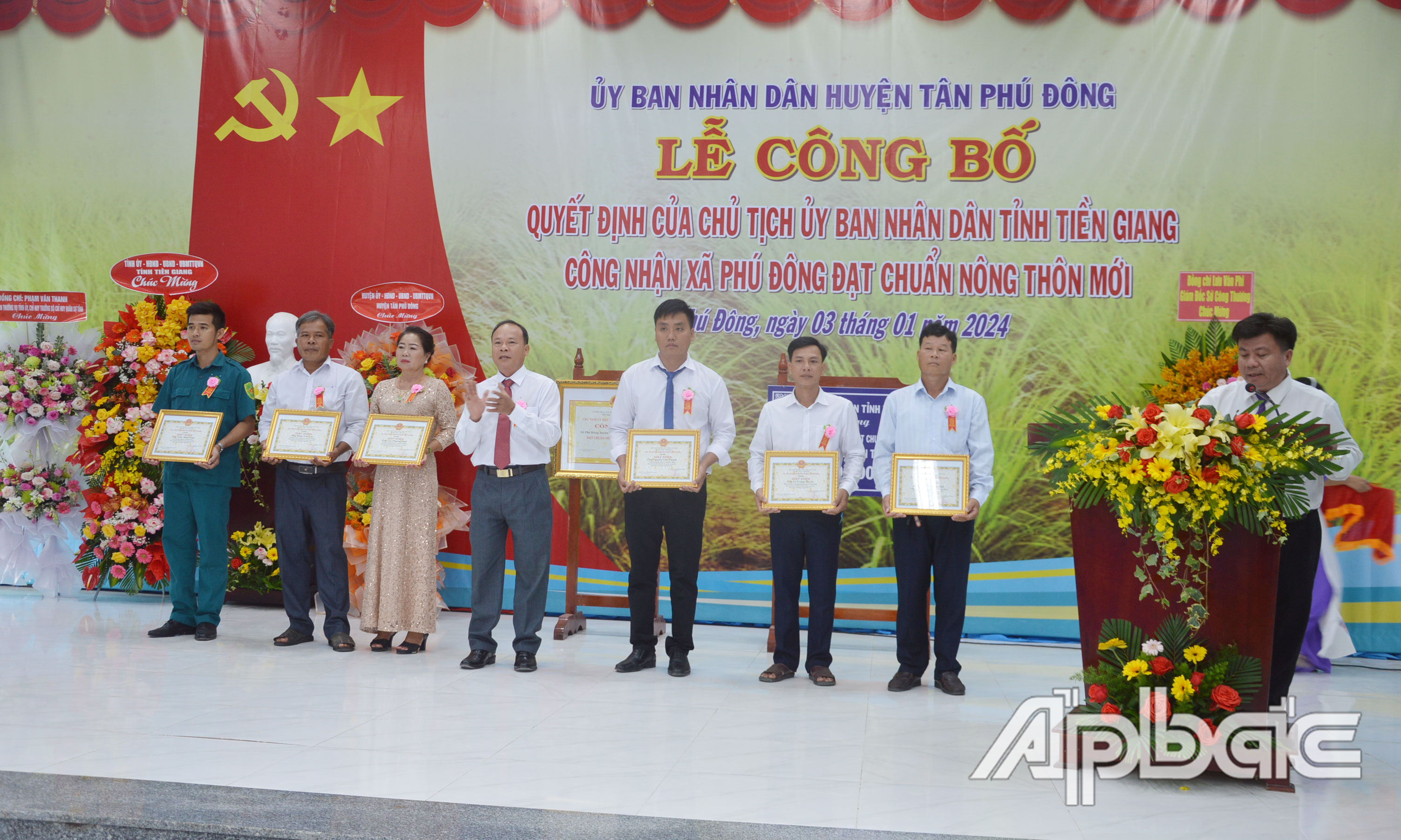 Lãnh đạo UBND tặng Giấy khen cho các tập thể, cá nhân.