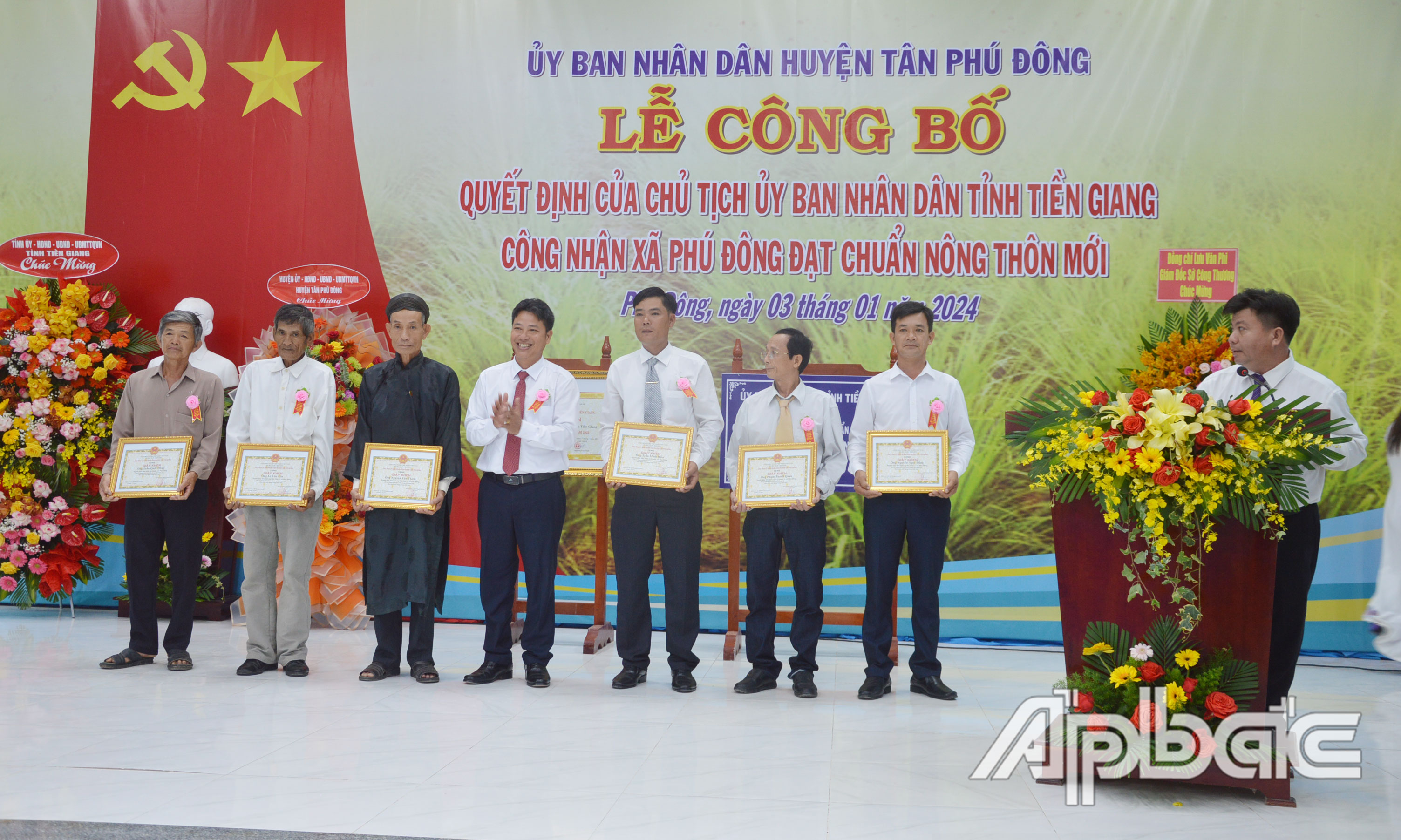 Lãnh đạo UBND tặng Giấy khen cho các tập thể, cá nhân.