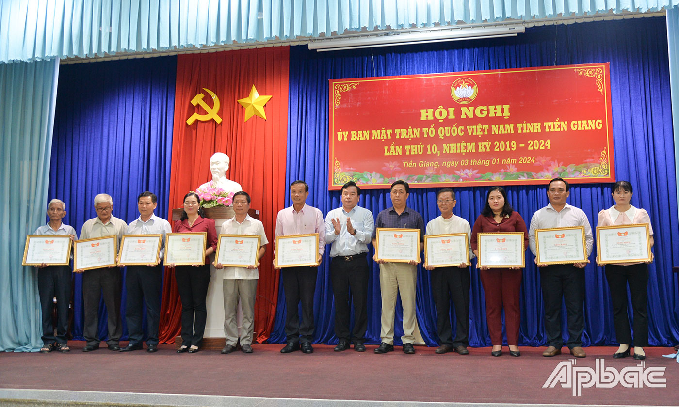 Các tập thể, cá nhân có thành tích xuất sắc trong công tác Mặt trận năm 2023.