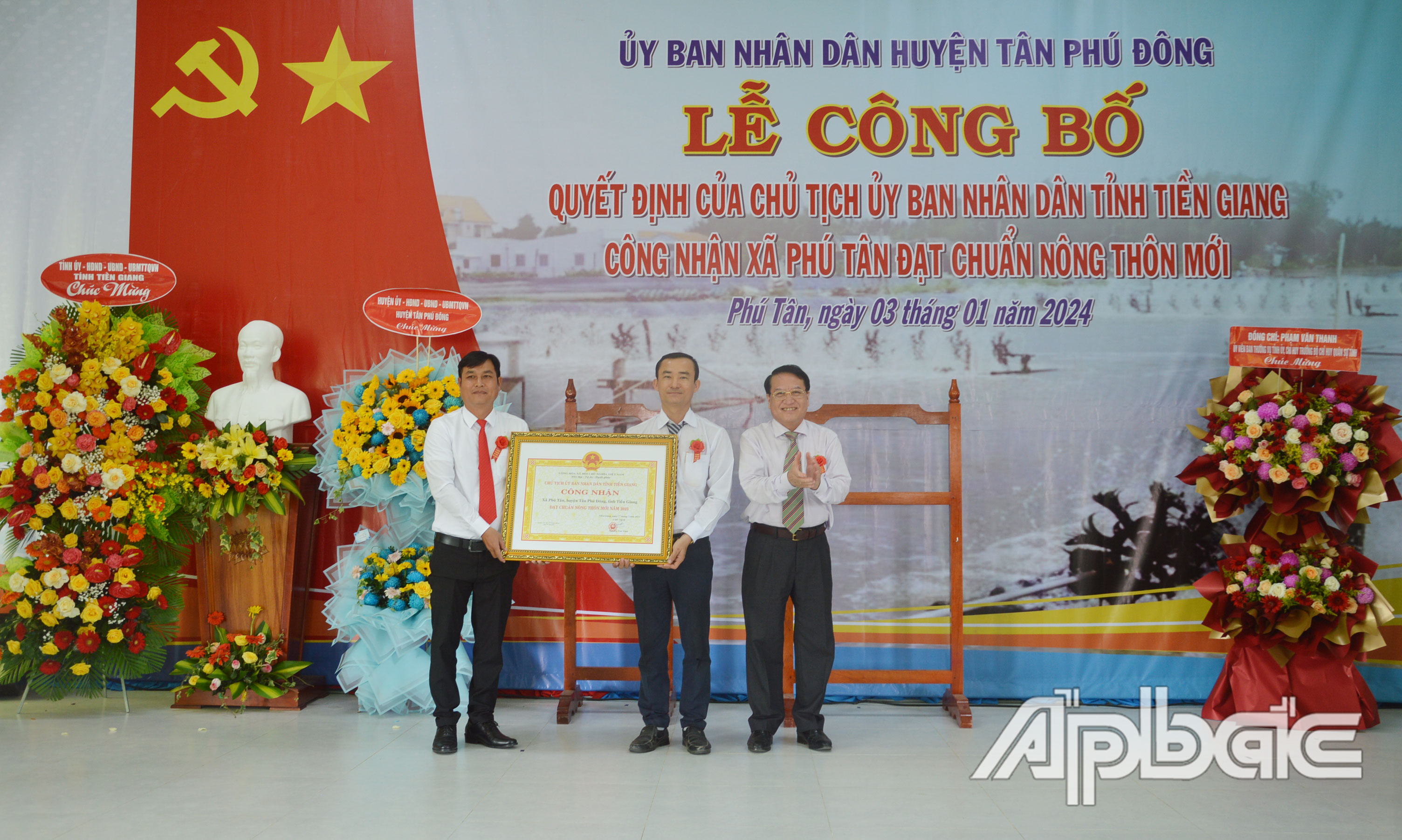 Phó Chủ tịch UBND tỉnh Phạm Văn Trọng trao quyết định công nhận xã Phú Tân đạt chuẩn NTM.
