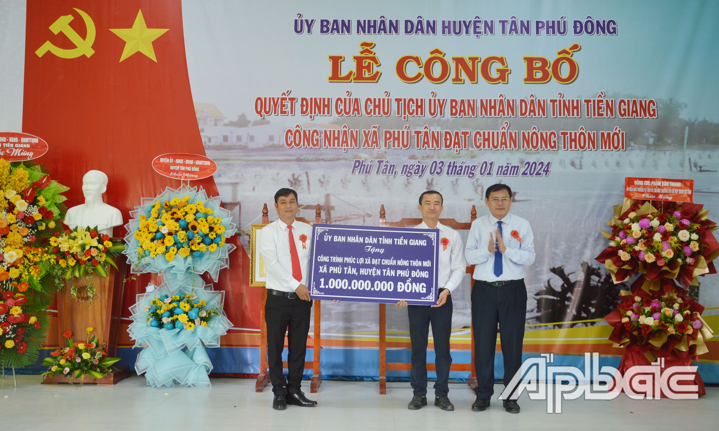 Trưởng Ban Dân vận Tỉnh ủy Đỗ Tấn Hùng trao công trình phúc lợi trị giá 1 tỷ đồng cho Đảng bộ, chính quyền và nhân dân xã Phú Tân.