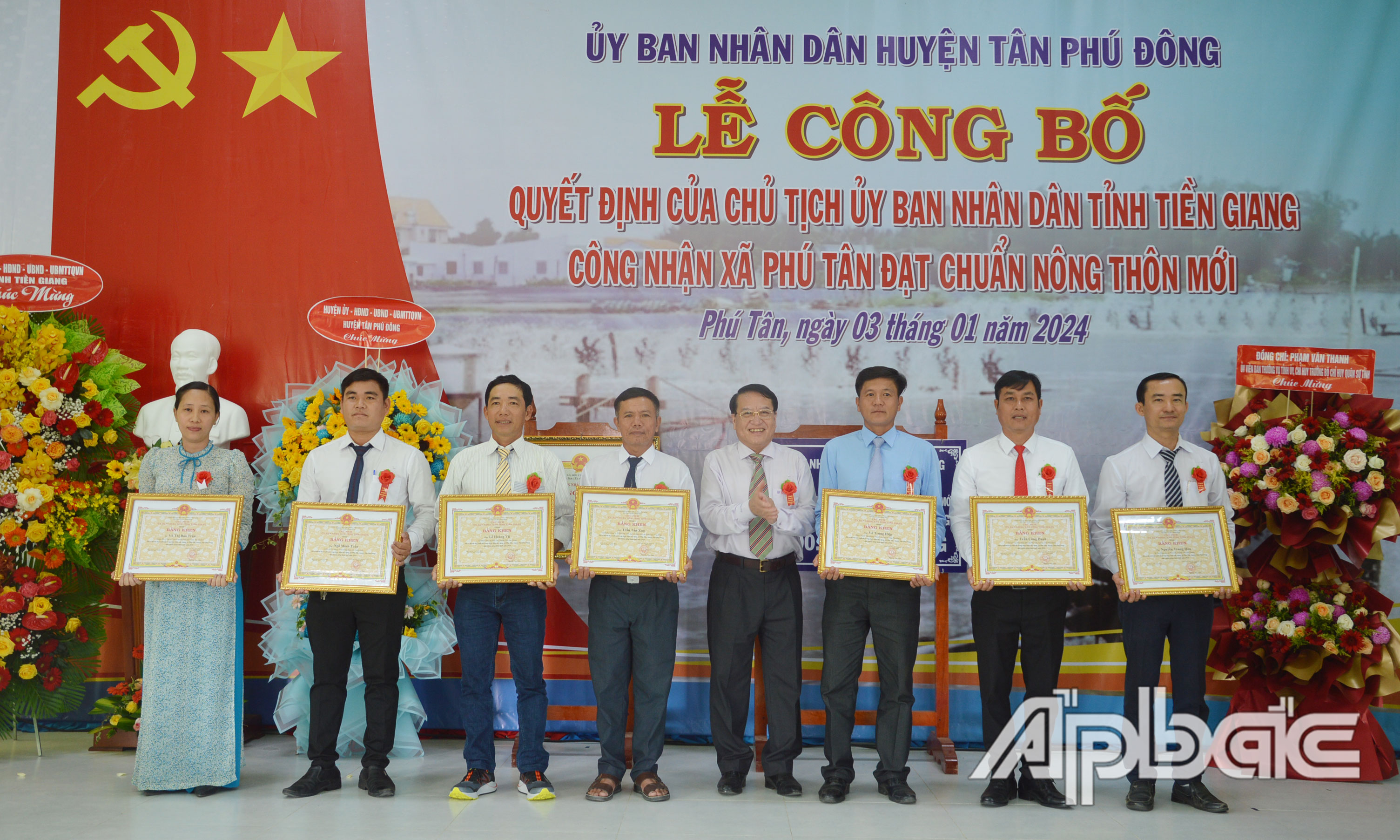 Đồng chí Phạm Văn Trọng tặng Bằng khen của UBND tỉnh cho các tập thể, cá nhân.