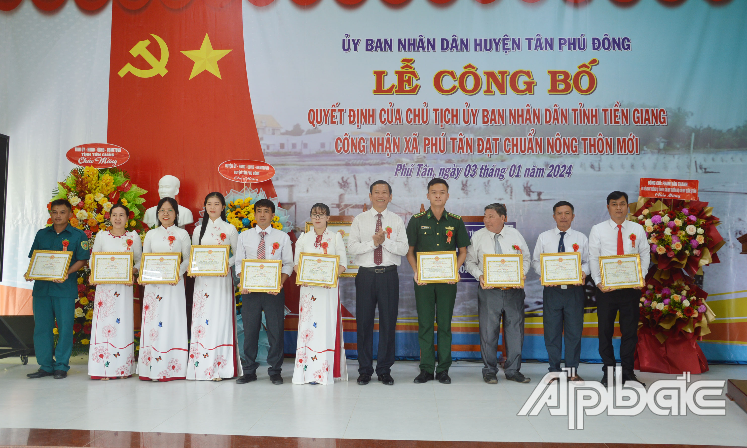 Đồng chí Bùi Thái Sơn trao Giấy khen cho các tập thể, cá nhân.