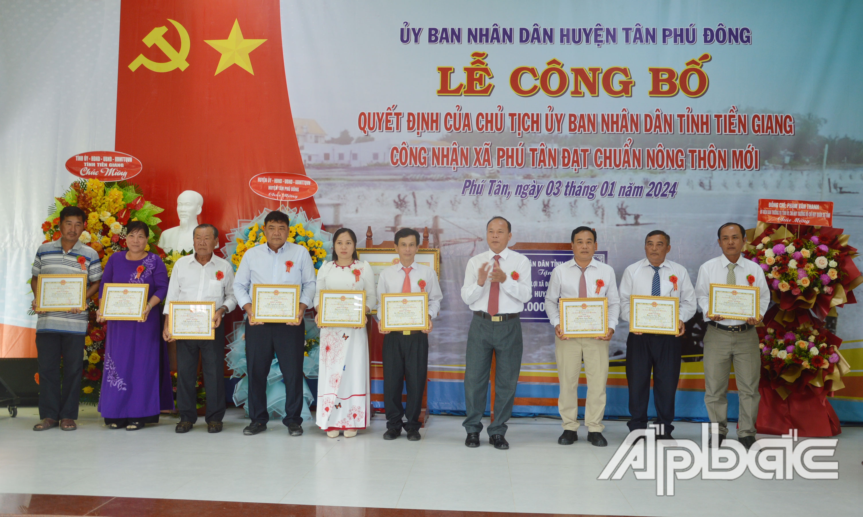 Phó Chủ tịch UBND huyện Lê Thanh Đằng trao Giấy khen cho các tập thể, cá nhân.