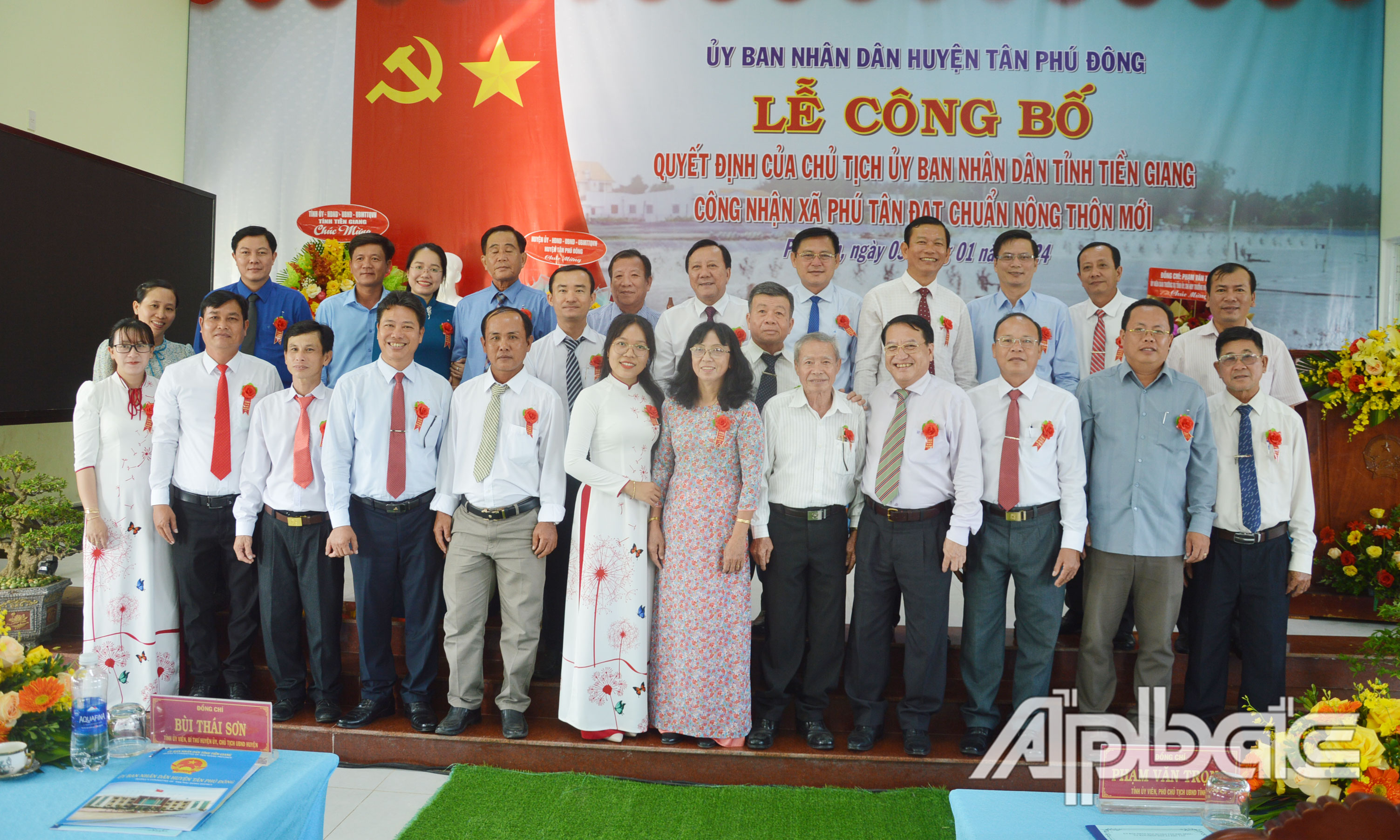 Các đại biểu chụp hình lưu niệm.