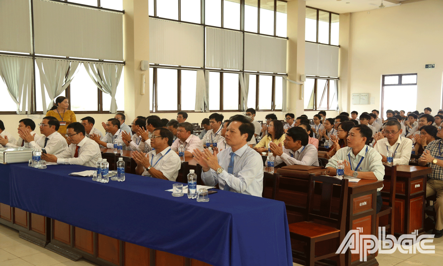 Phó Chủ tịch UBND tỉnh Nguyễn Thành Diệu dự lễ khai mạc. 