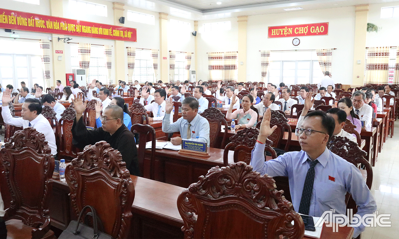 Đại biểu biểu quyết thông qua chương trình kỳ họp.