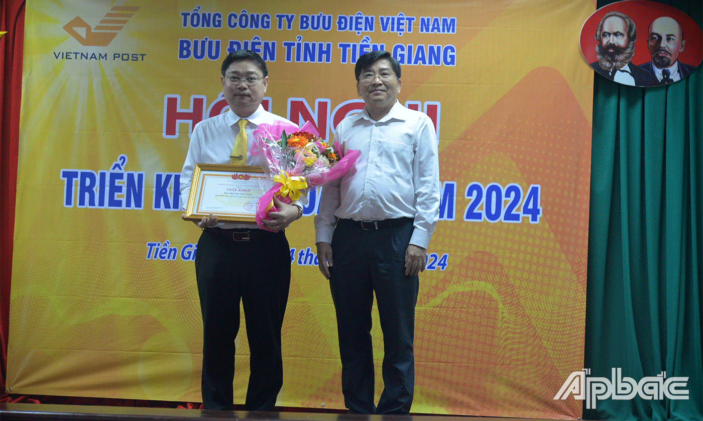 Đồng chí Nguyễn Hải Thanh trao Giấy khen của Tổng Công ty Bưu điện Việt Nam cho Bưu điện tỉnh Tiền Giang.