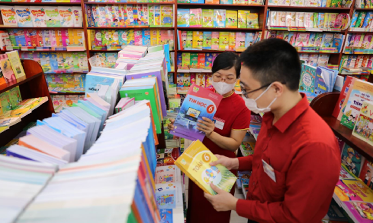 Nhà trường được lựa chọn sách giáo khoa. Ảnh: Thanh Tùng/TTXVN