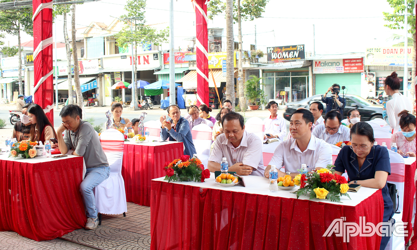 Đại biểu quay thưởng dưới sự chứng kiến