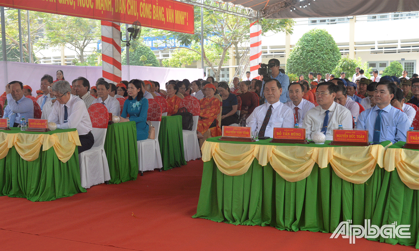 Đại biểu dự Lễ công bố xã NTM nâng cao Hoà Định.