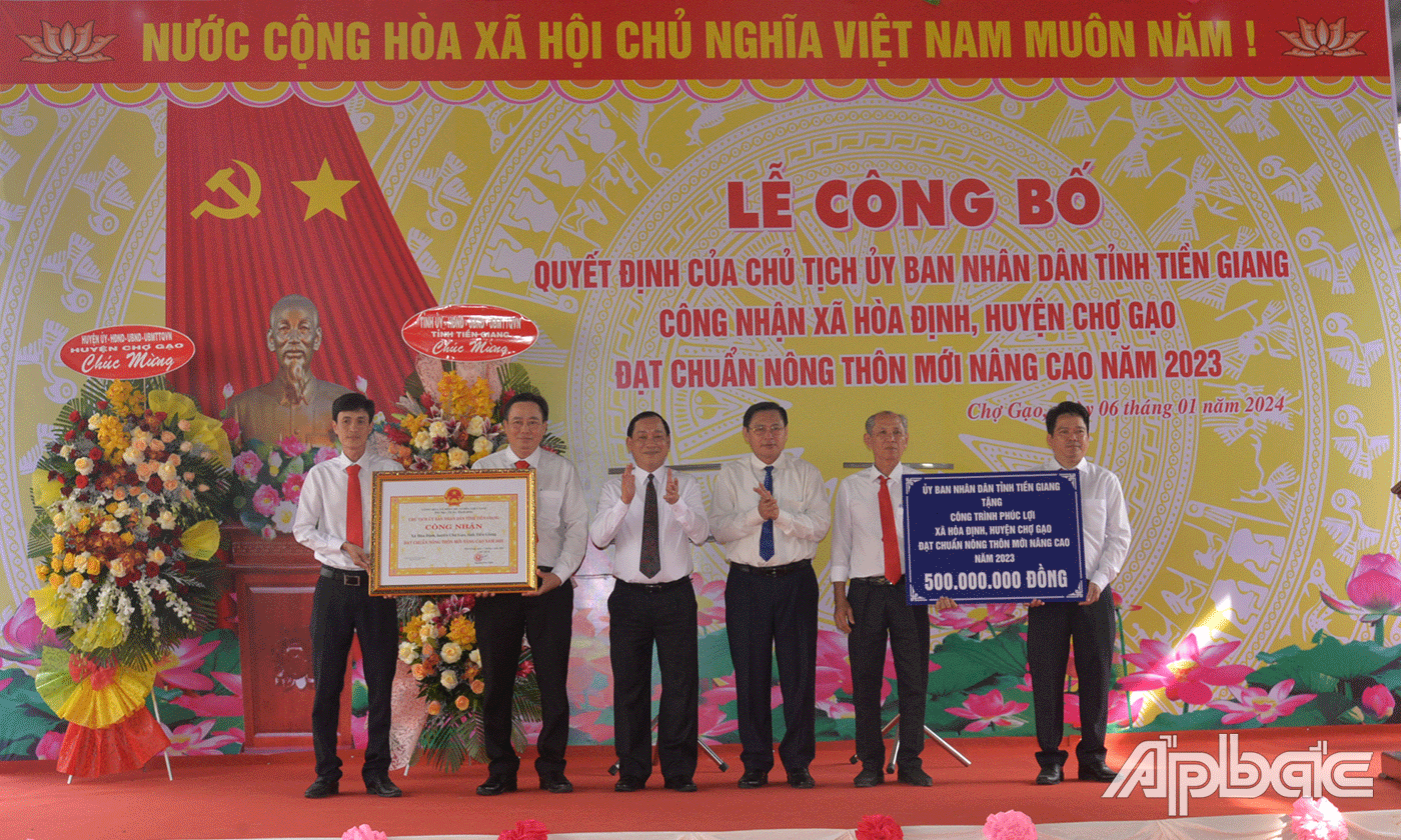 Đồng chí Nguyễn Văn Vĩnh và đồng chí Đỗ Tấn Hùng trao quyết định công nhận xã Hoà Định đạt chuẩn NTM nâng cao và trao công trình phúc lợi cho xã.