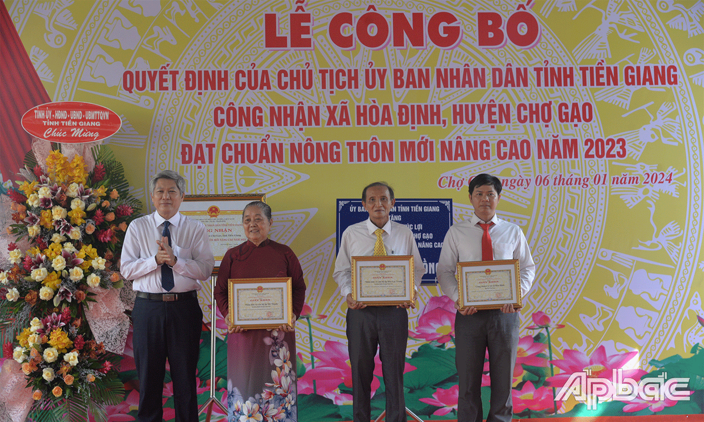 Bí thư Huyện uỷ Chợ Gạo Nguyễn Hồng Hữu khen các tập thể, cá nhân có đóng góp trong xạy dựng NTM nâng cao Hoà Định.