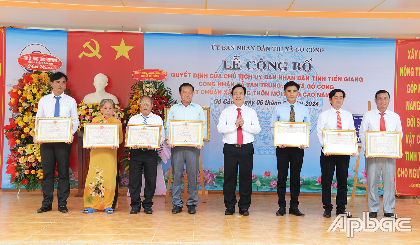 Dịp này, UBND tỉnh đã tặng bằng khen các cá nhân có thành tích xuất sắc trong xây dựng xã Tân Trung đạt chuẩn NTM nâng cao.