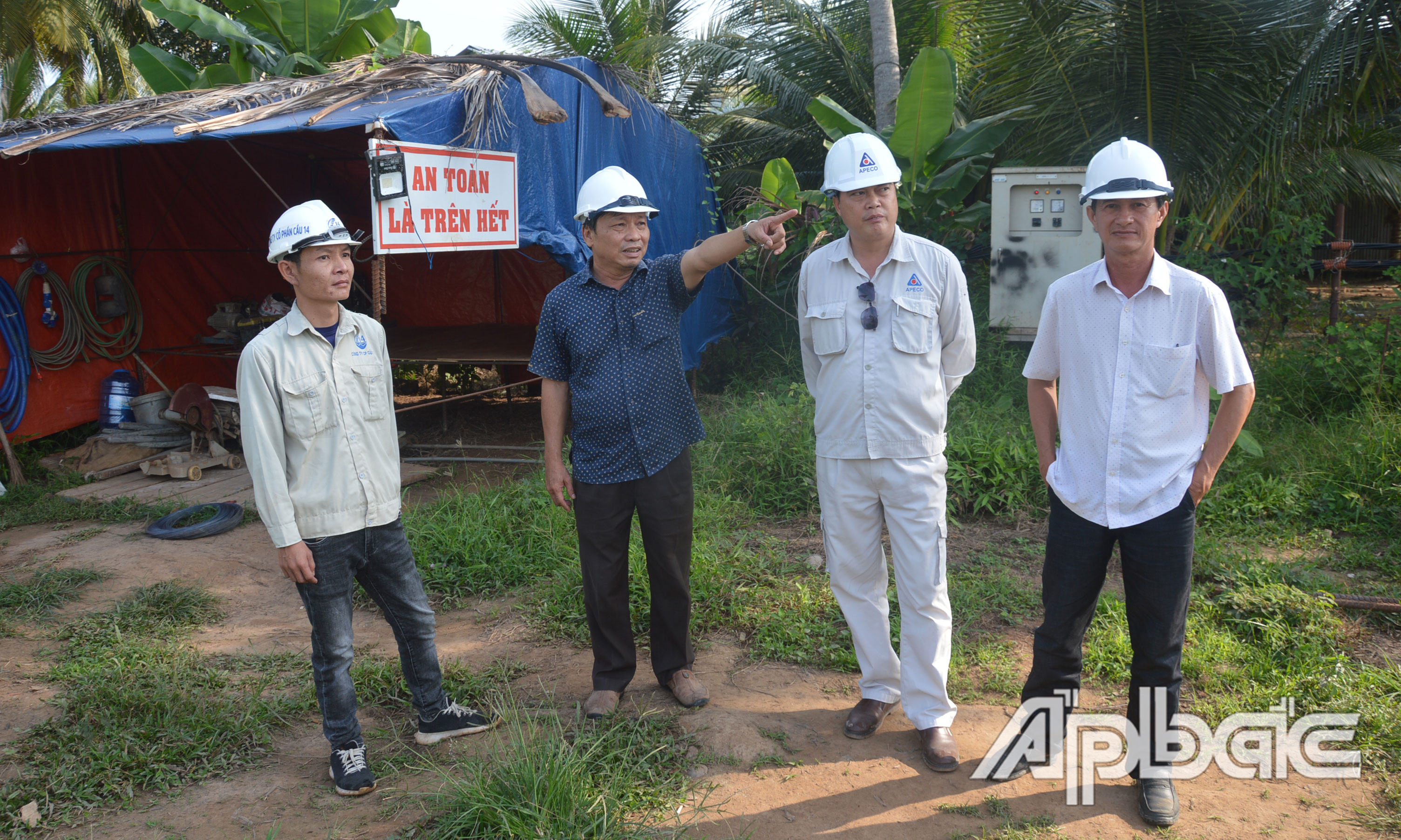 Đồng chí Trần Minh Trung kiểm tra tiến độ gói thầu cầu Chợ Gạo và đường vào cầu.
