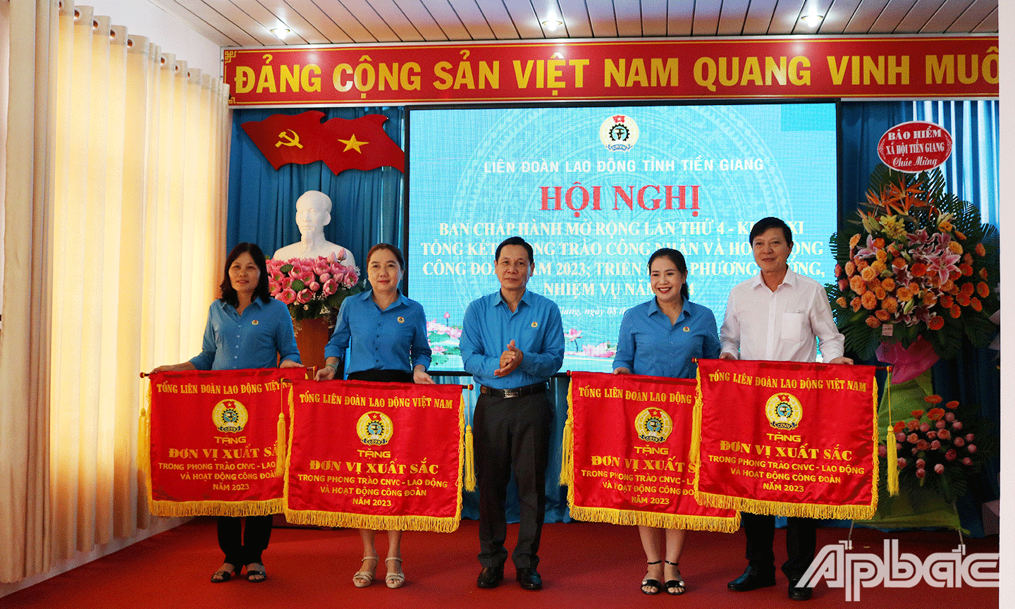 Đồng chí Lê Minh Hùng Chủ tịch LĐLĐ tỉnh Tiền Giang trao Cờ cho 4 tập thể đã có thành tích xuất sắc trong phong trào thi đua lao động giỏi và xây dựng tổ chức CĐ vững mạnh năm 2023