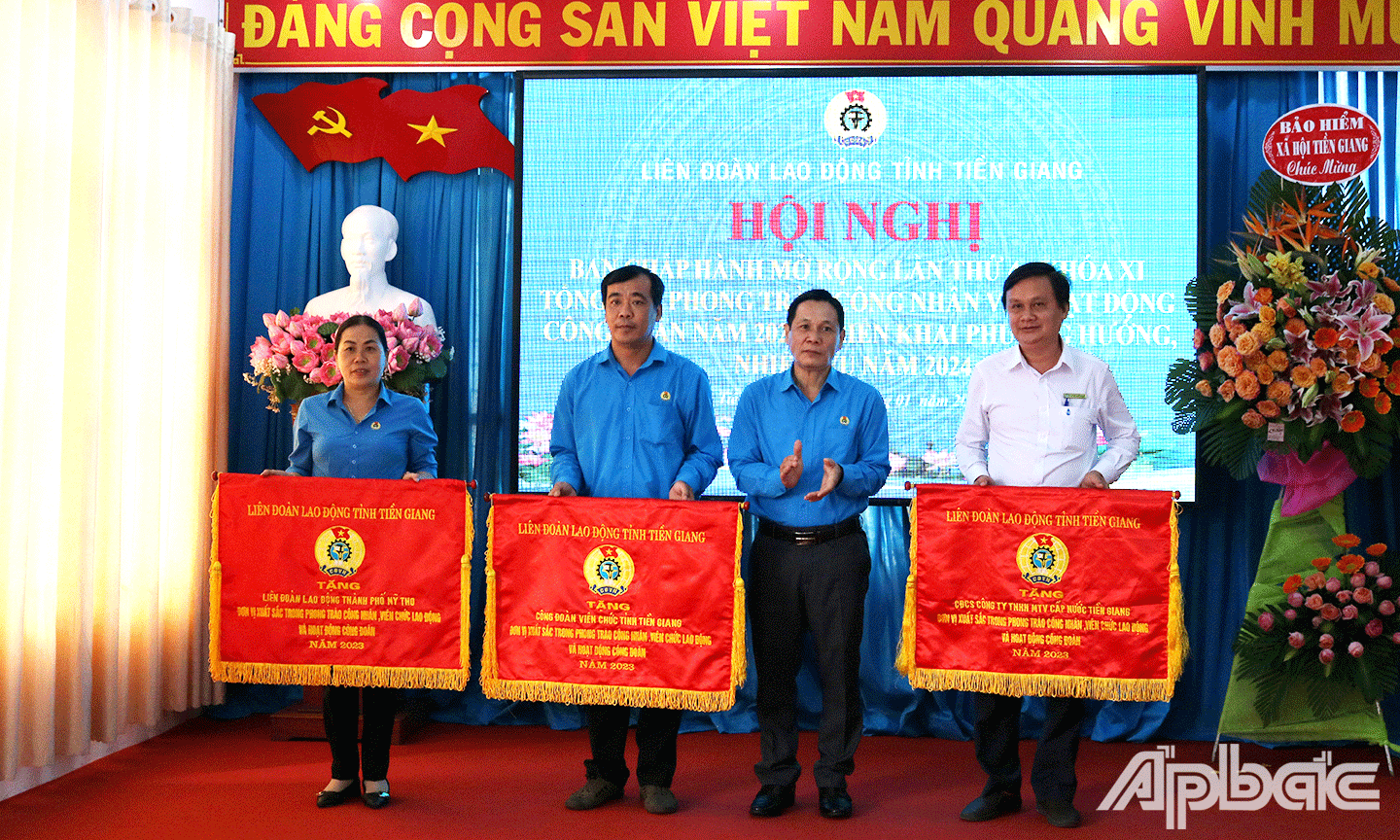 LĐLĐ tỉnh Tiền Giang tặng Cờ cho 19 tập thể và 229 Bằng khen cho 63 tập thể, 166 cá nhân có thành tích xuất sắc trong phong trào thi đua lao động giỏi và xây dựng tổ chức CĐ vững mạnh năm 2023.