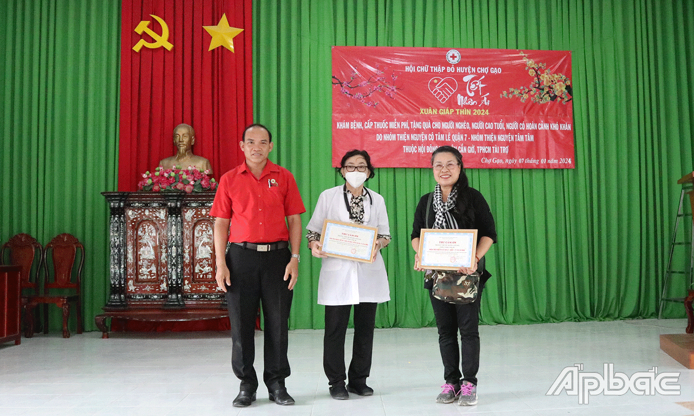 Hội CTĐ huyện Chợ Gạo trao thư cảm ơn cho đơn vị tài trợ.