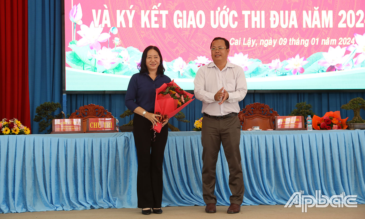 Tặng hoa chức mừng Cụm trưởng Cụm 2 năm 2024.