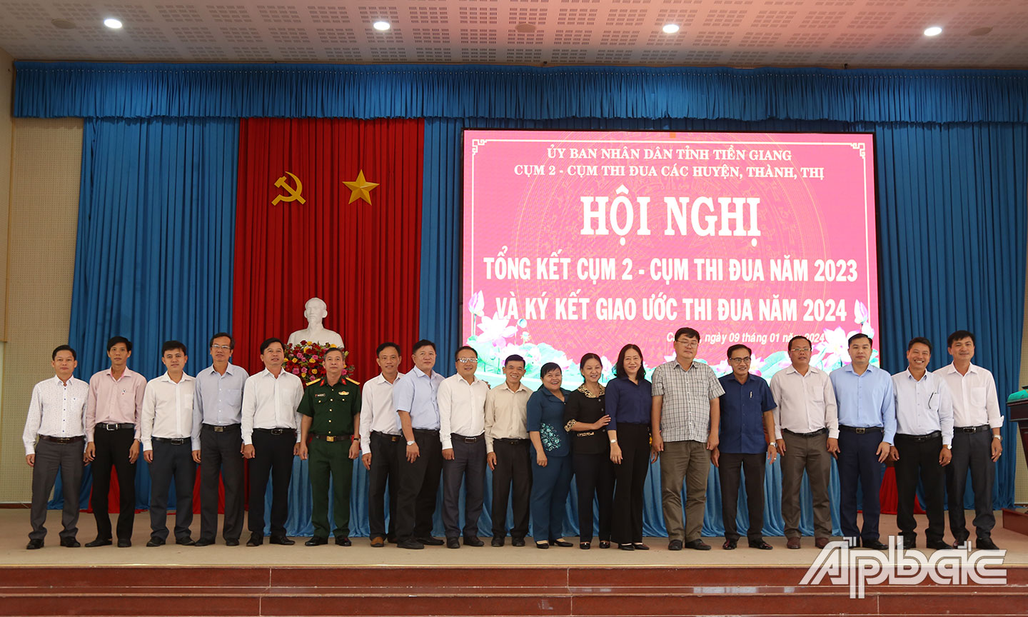 Các đại biểu chụp ảnh lưu niệm.