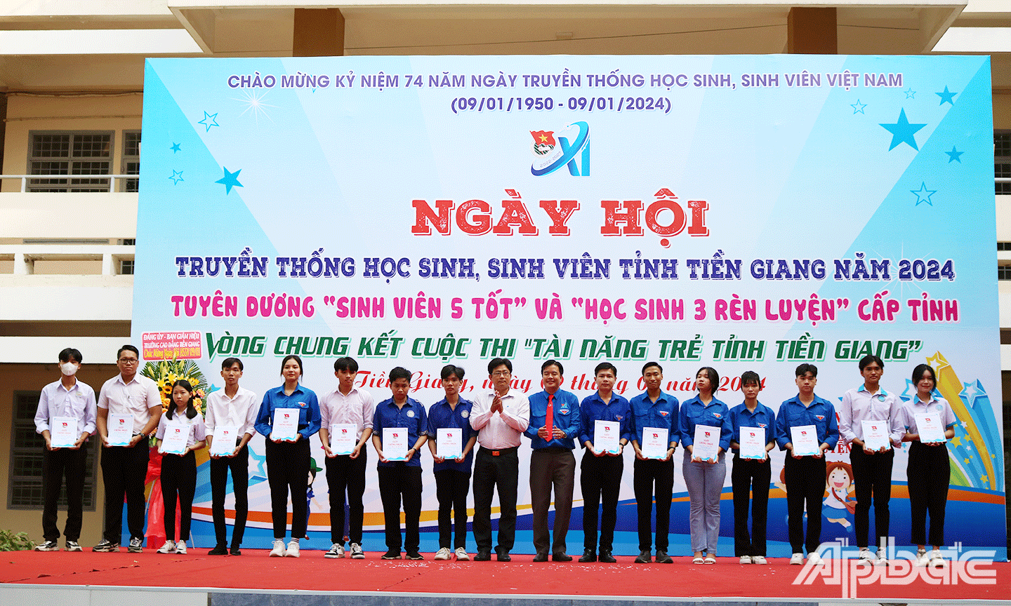 Trao giấy chứng nhận học sinh 3 rèn luyện cho học sinh