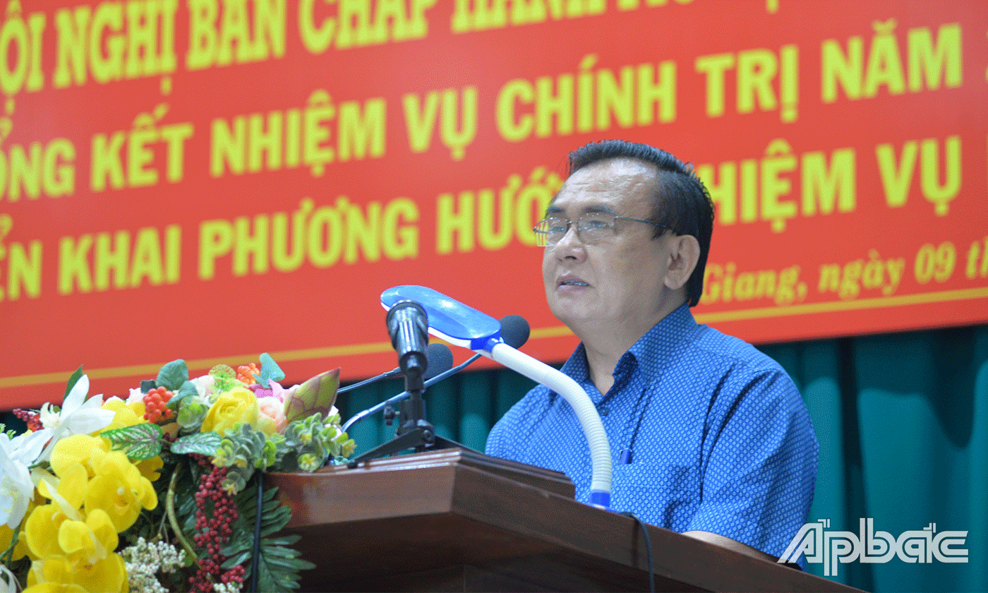 Phó Bí thư Thường trực Tỉnh uỷ, Chủ tịch HĐND tỉnh Tiền Giang Võ Văn Bình dự và phát biểu chỉ đạo tại hội nghị.