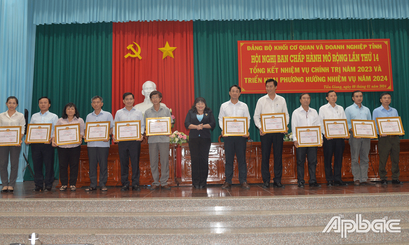 Đảng uỷ Khối khen thưởng các tập thể, cá nhân.
