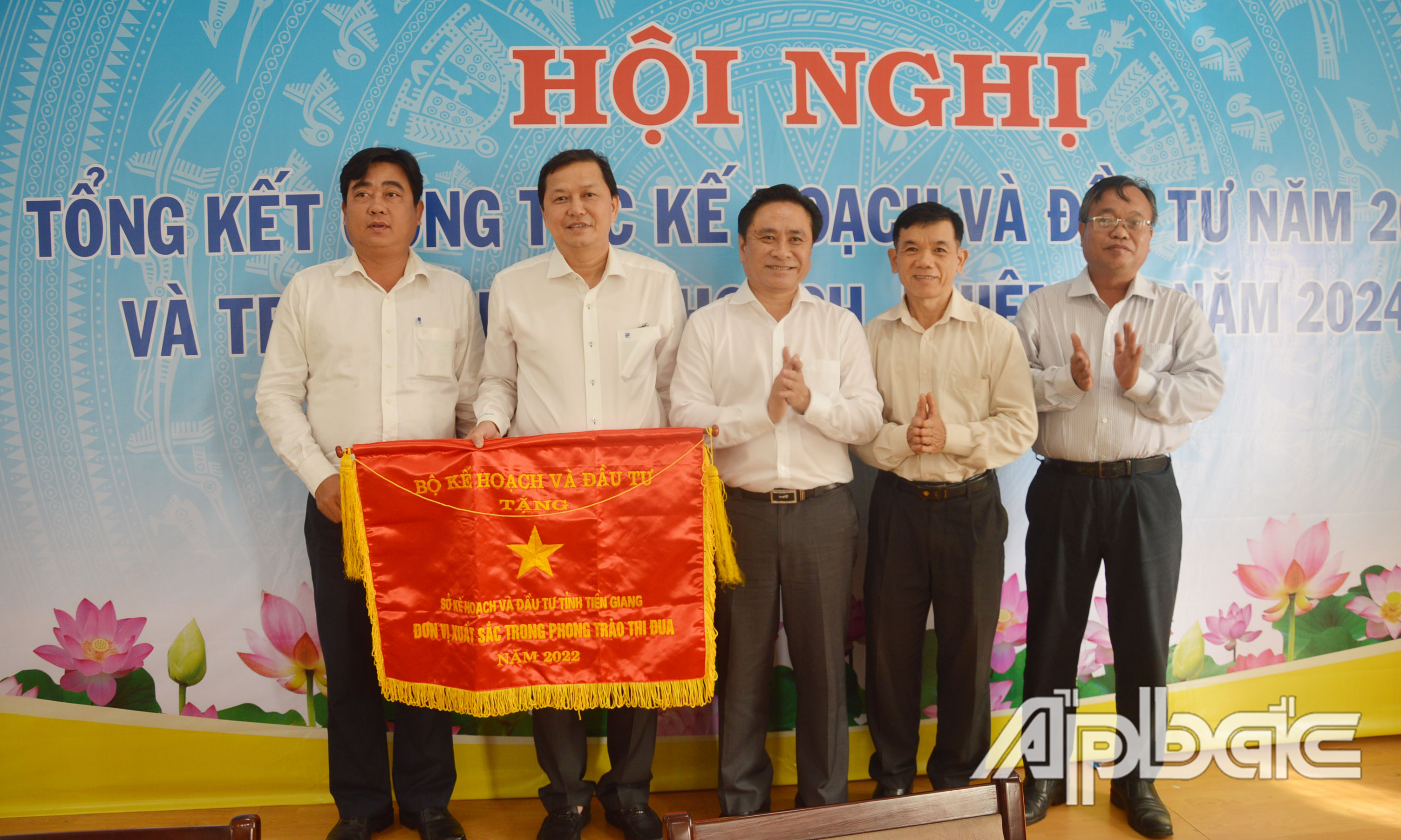 Sở KH&ĐT nhận Cờ thi đua của Bộ KH&ĐT.