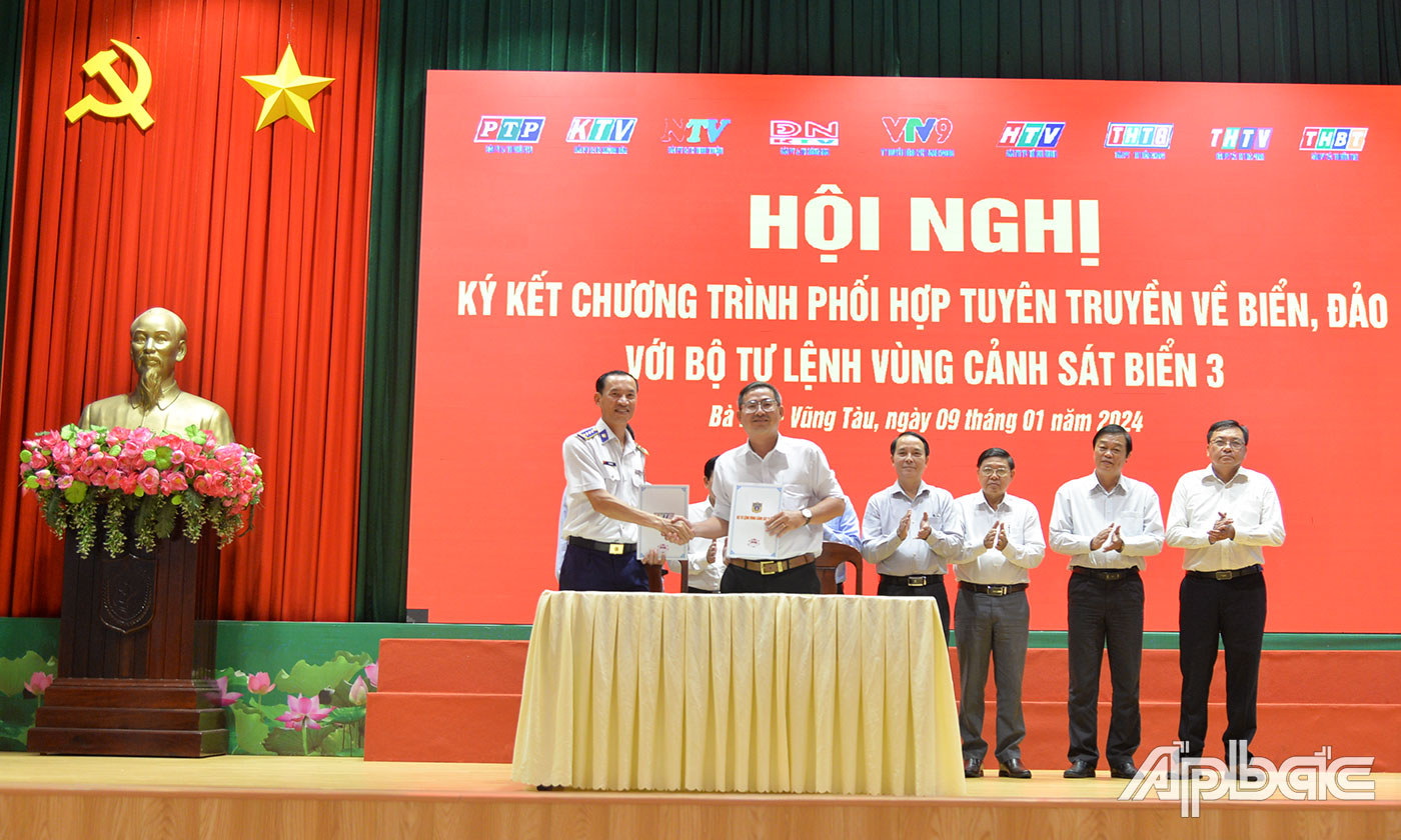Lãnh đạo Đài Phát thanh và Truyền hình Tiền Giang ký kết Chương trình phối hợp tuyên truyền biển, đảo với Bộ Tư lệnh Vùng Cảnh sát biển 3.