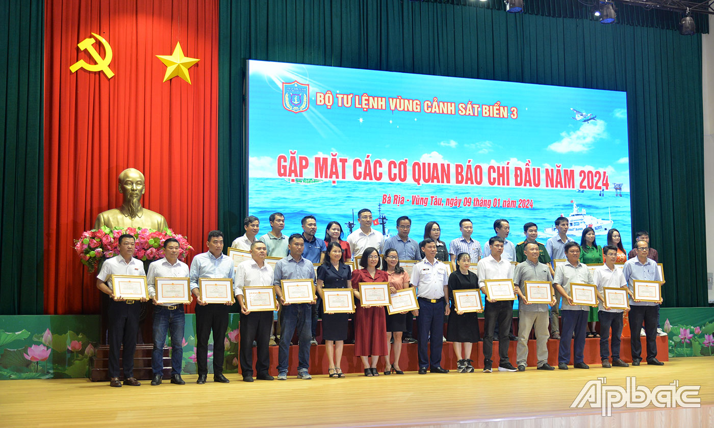Bộ Tư lệnh Vùng Cảnh sát biển 3 trao giấy khen cho các tập thể.
