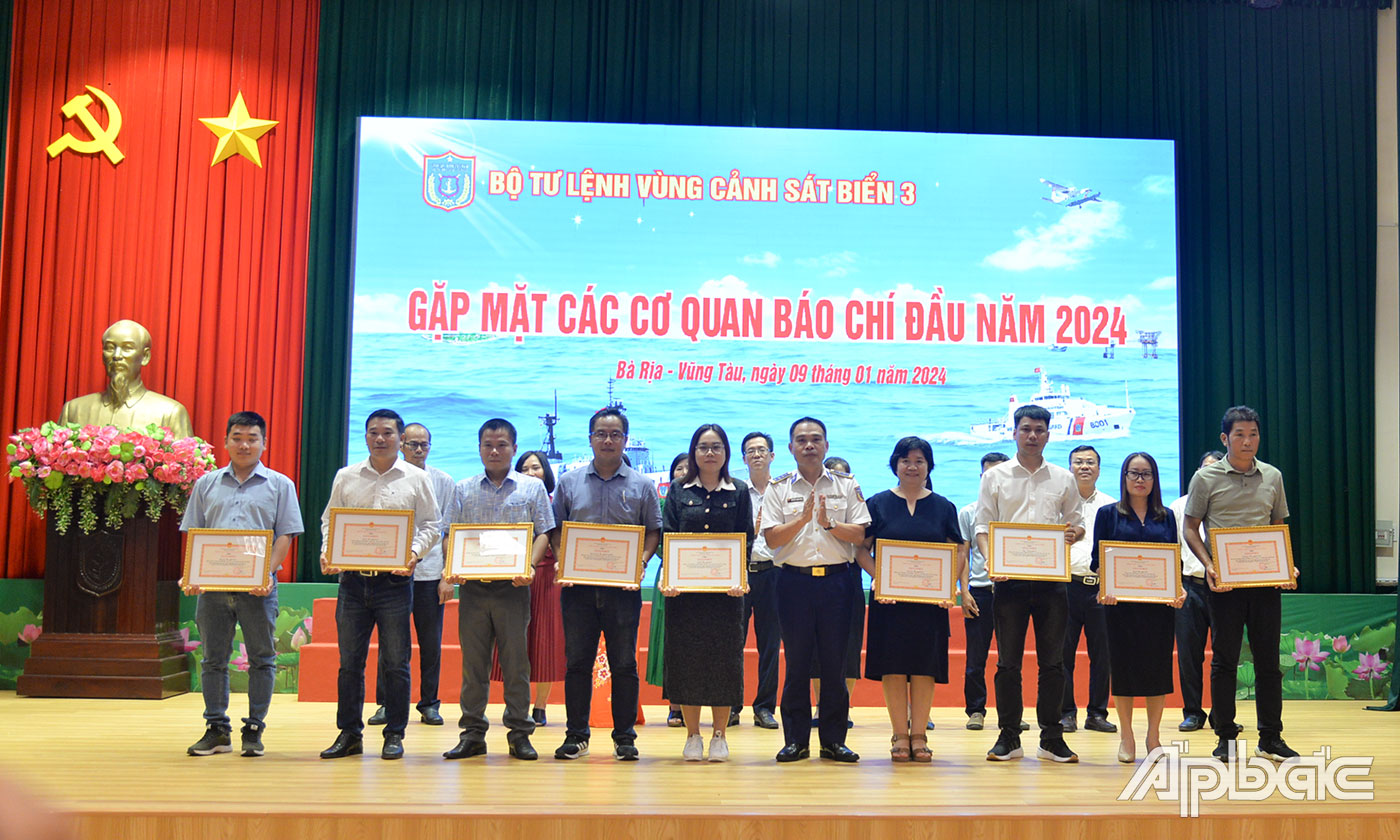 Bộ Tư lệnh Vùng Cảnh sát biển 3 trao giấy khen cho các cá nhân.