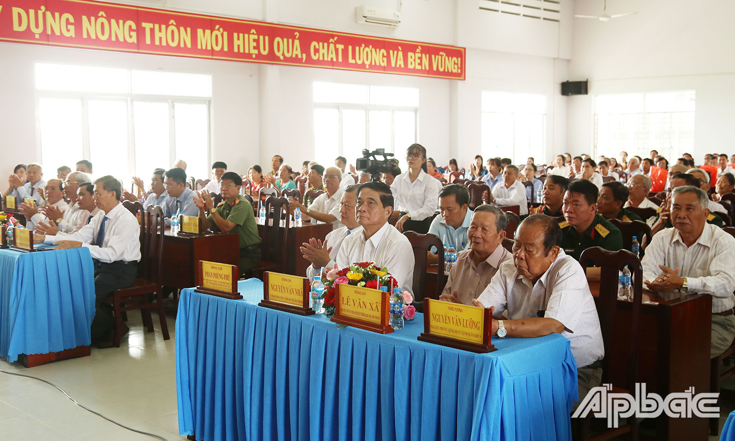 Đại biểu tham dự buổi lễ.